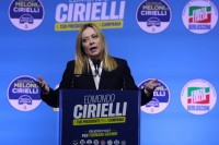La premier Giorgia Meloni lancia la candidatura del viceministro della Farnesina, uomo forte di Fratelli d&#039;Italia nella regione. Il centrodestra «è nato per ribaltare i pronostici»,
