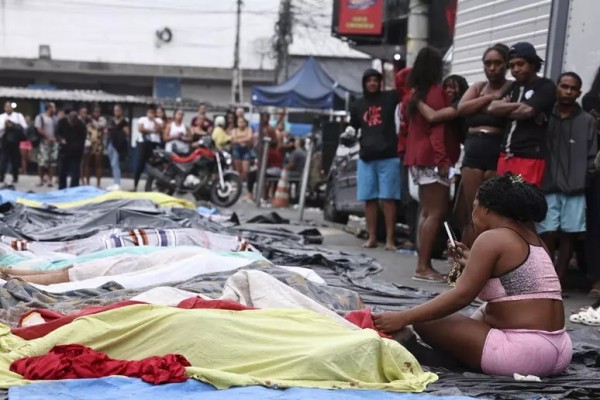 Dolor frente a los cad&aacute;veres de abatidos en la operaci&oacute;n policial. 