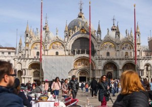Coppia di turisti ebrei insultata e schiaffeggiata a Venezia, espulsi gli aggressori