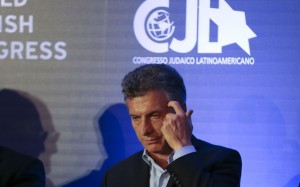 Presidente argentino sale ileso a lanzamiento de piedras contra su veh&iacute;culo
