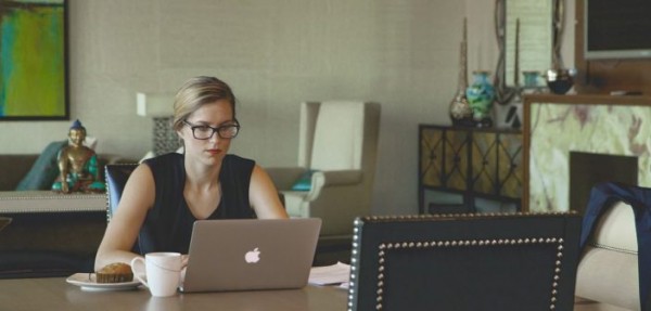 Passi troppe ore alla scrivania? Ecco cosa fare per non invecchiare precocemente