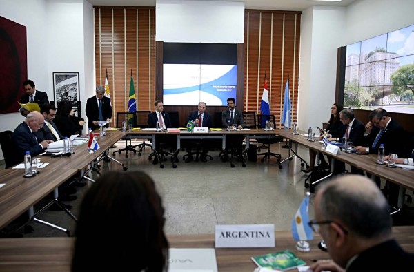 Brasil y Paraguay apoyan decisi&oacute;n del Mercosur de suspender a Venezuela