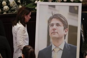 La viuda de Miguel Uribe frente a un retrato del senador en el Congreso.
