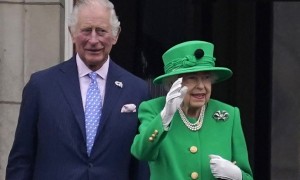 La regina Elisabetta II saluta i sudditi con al fianco il principe Carlo