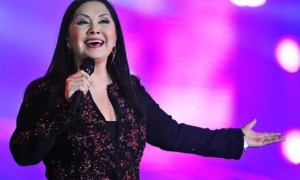 Ana Gabriel detiene concierto tras recibir golpe en su rostro