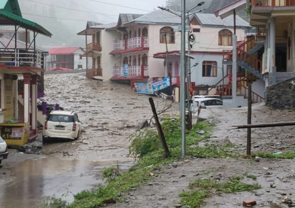 La colata di fango e detriti che ha devastato la citt&agrave; di Dharali, sull'Himalaya indiano, nello Stato di Uttarakhand.