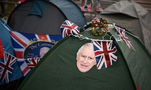 Fan reali sfidano il gelo per accaparrarsi i posti in prima fila