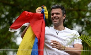 Leopoldo L&oacute;pez saluda al pa&iacute;s desde su casa