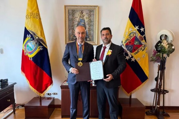 El embajador italiano  Giovanni Davoli, distinguido en Loja