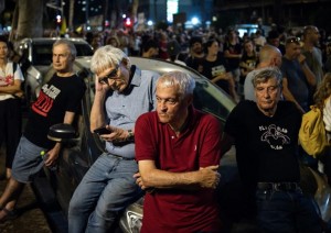  Migliaia di manifestanti in strada a Tel Aviv per chiedere il rilascio dei rapiti di Hamas e un cessate il fuoco a Gaza il 26 agosto 2025