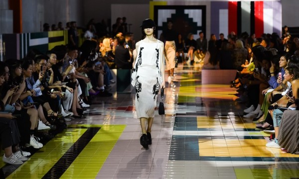 Il Covid rivoluziona la Moda, addio tacchi alti, torna la veletta