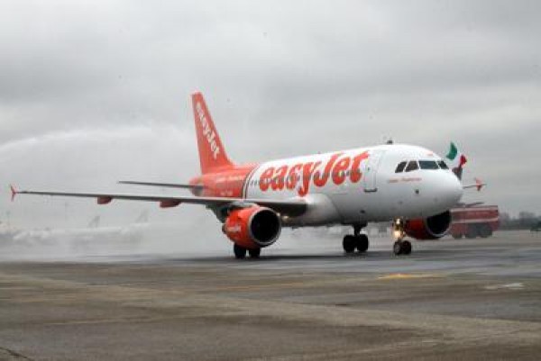 "Calabria terra di mafia e terremoti", bufera su easyJet