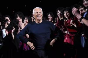 Giorgio Armani  el diseñador en una muestra en febrero de 2025.