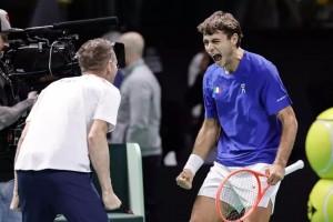 Flavio Cobolli celebra con sus compa&ntilde;eros tras ganar la semifinal de la Copa Davis.