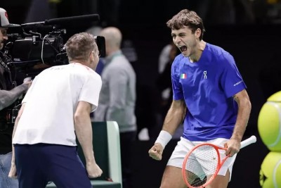 Flavio Cobolli celebra con sus compa&ntilde;eros tras ganar la semifinal de la Copa Davis.