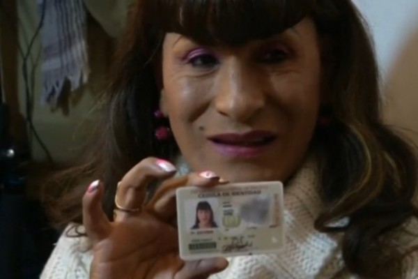 Una delle prime cittadine boliviane a richiedere la nuova carta d'identit&agrave;