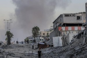  Il fumo si alza dopo che gli attacchi israeliani hanno colpito l'area dell'Universit&agrave; islamica di Gaza City, nella Striscia di Gaza, il 7 ottobre 2025