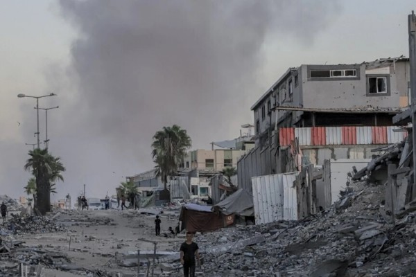  Il fumo si alza dopo che gli attacchi israeliani hanno colpito l'area dell'Universit&agrave; islamica di Gaza City, nella Striscia di Gaza, il 7 ottobre 2025