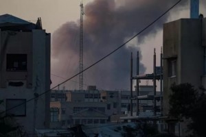  Bombardeo israel&iacute; a un rascacielos en la ciudad de Gaza.