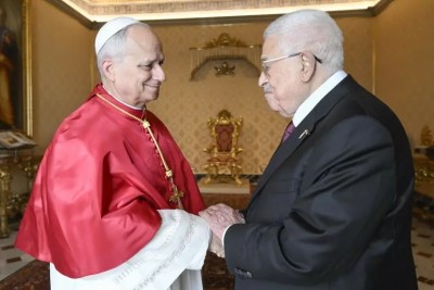 El saludo entre el Papa y Abbas.