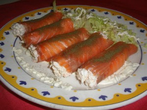 Rollitos de salm&oacute;n ahumado rellenos de ensaladilla