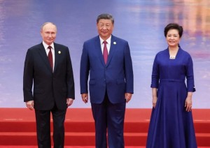 Vladimir Putin, Xi Jinping e la moglie Peng Liyuan
