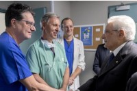 Foto Quirinale - Il presidente della Repubblica Sergio Mattarella con i medici dell'ospedale Niguarda