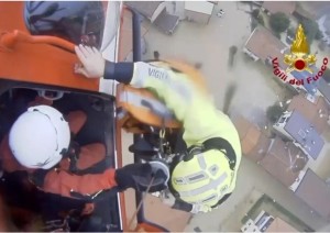 Maltempo in Lombardia, il salvataggio di una bimba di 10 mesi sul tetto di un&#039;auto