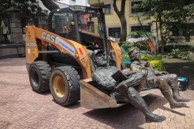 via le statue di Fidel Castro e del Che