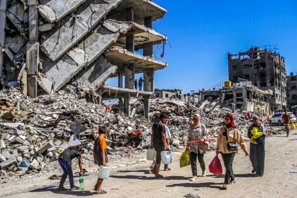 Abitati di Gaza si muovono tra le macerie