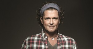 Carlos Vives se cay&oacute; en pleno escenario en su &uacute;ltimo concierto del a&ntilde;o