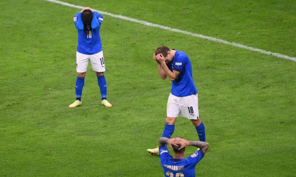 L'Italia perde 2-1. Sar&agrave; la Spagna a giocare la finale di Nations League. I fischi per Donnarumma