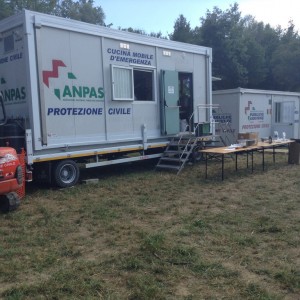 Terremoto centro Italia, accesi i fornelli nei campi toscani vicino Amatrice