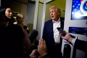 El presidente estadounidense, Donald Trump, durante el viaje hacia Asia. 