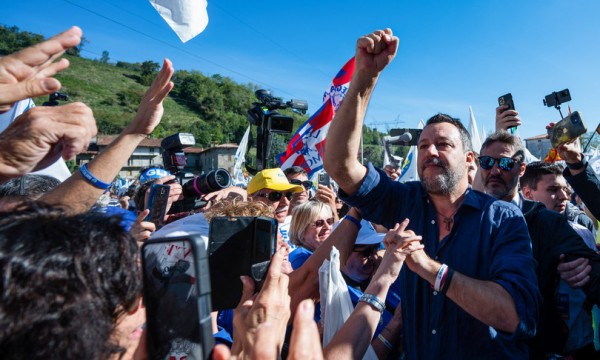 Salvini a Pontida lancia il patto della Lega in 6 punti: "Siamo 100 mila"