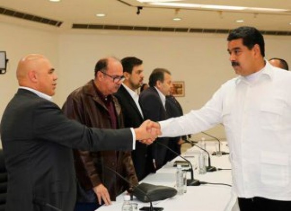 Maduro se compromete con el di&aacute;logo y tiende la mano a sus opositores