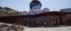 C'&egrave; un bambino che sta facendo spazientire i fan del muro di Trump con il Messico