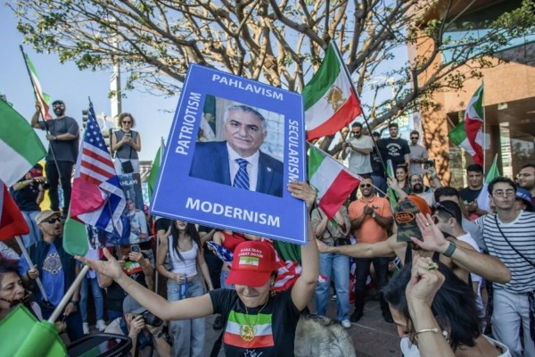 migliaia di persone si sono radunate negli Stati Uniti e in Europa per festeggiare la caduta dell'Ayatollah.