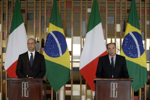 El canciller brasile&ntilde;o Aloysio Nunes (derecha) y su par Angelino Alfano (izquierda) durante la rueda de prensa en Brasilia.