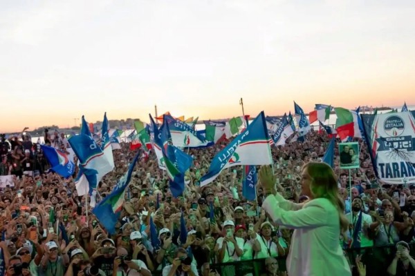 Palazzo Chigi - Giorgia Meloni alla festa del governo a Bari  (Foto a corredo articolo AGI)