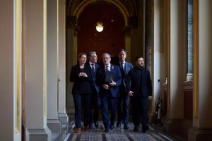 El presidente ucraniano con l&iacute;deres europeos en Londres.