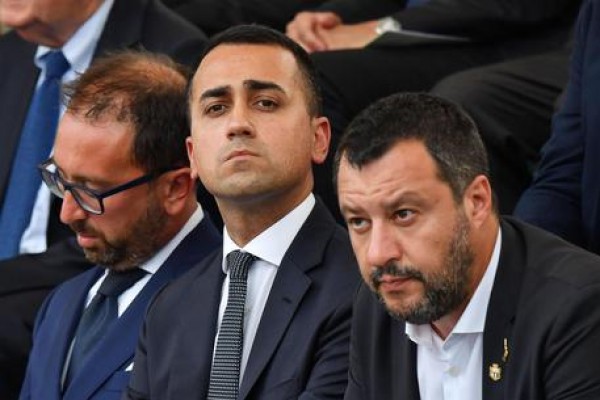 Governo, Salvini: "Se c'&egrave; crisi voto? Mattarella garante". Di Maio riunisce i suoi: "Colpiti alle spalle dalla Lega"