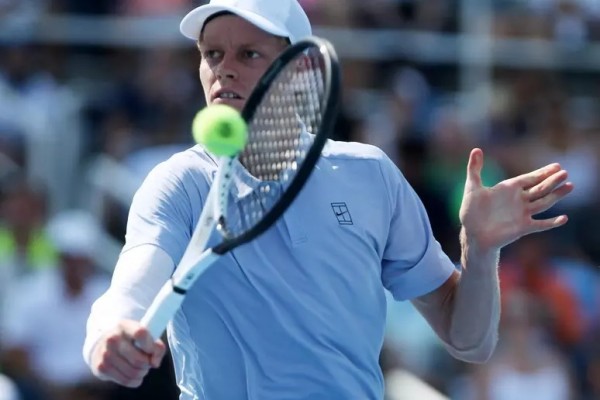  Sinner inicia ante Kopriva la defensa de su corona