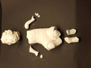 Nel presepe di don Vitaliano un Ges&ugrave; bambino in frantumi