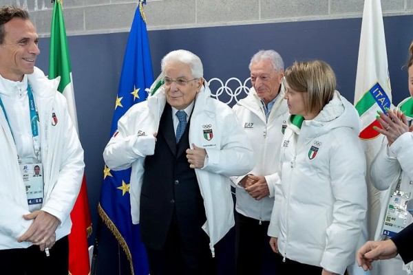 Il Presidente della Repubblica Sergio Mattarella indossa la giacca con il suo nome, donatagli dagli atleti azzurri