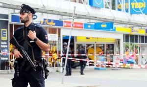 Amburgo armato di machete uccide un uomo e ferisce altre 4 al grido &quot;Allah Akbar&quot;.