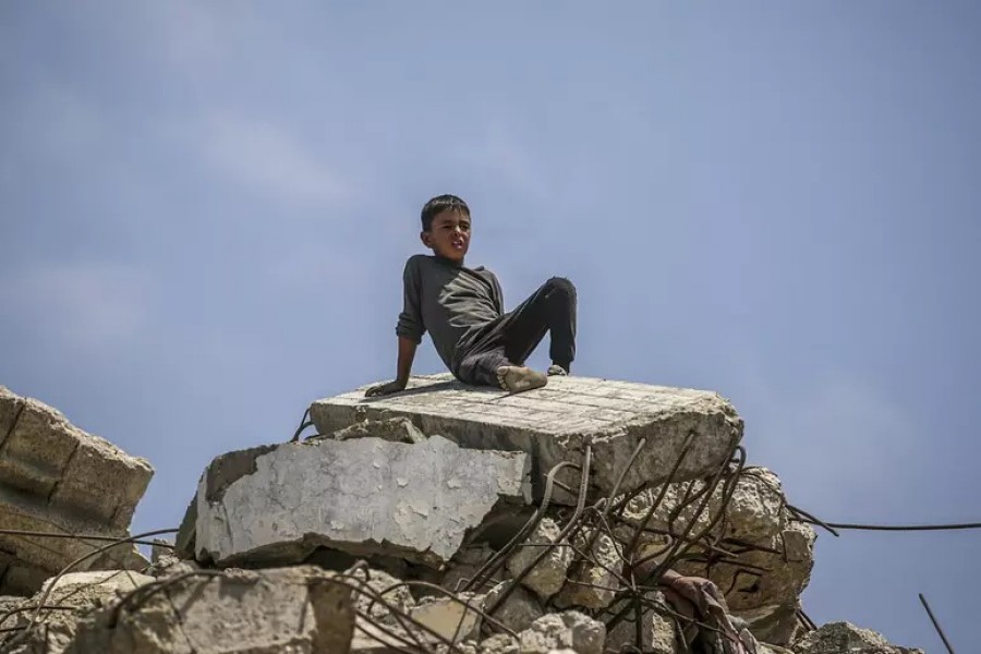  Un niño sobre escombros en el norte de Gaza.