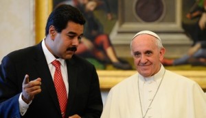 El Papa y Nicol&aacute;s Maduro en el Vaticano durante un encuentro en el 2013