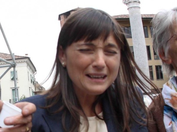 Ridi del dirigente che piange