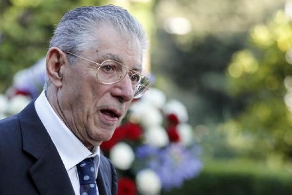 Mattarella concede la grazia a Umberto Bossi, insult&ograve; Napolitano nel 2011 "terrone"
